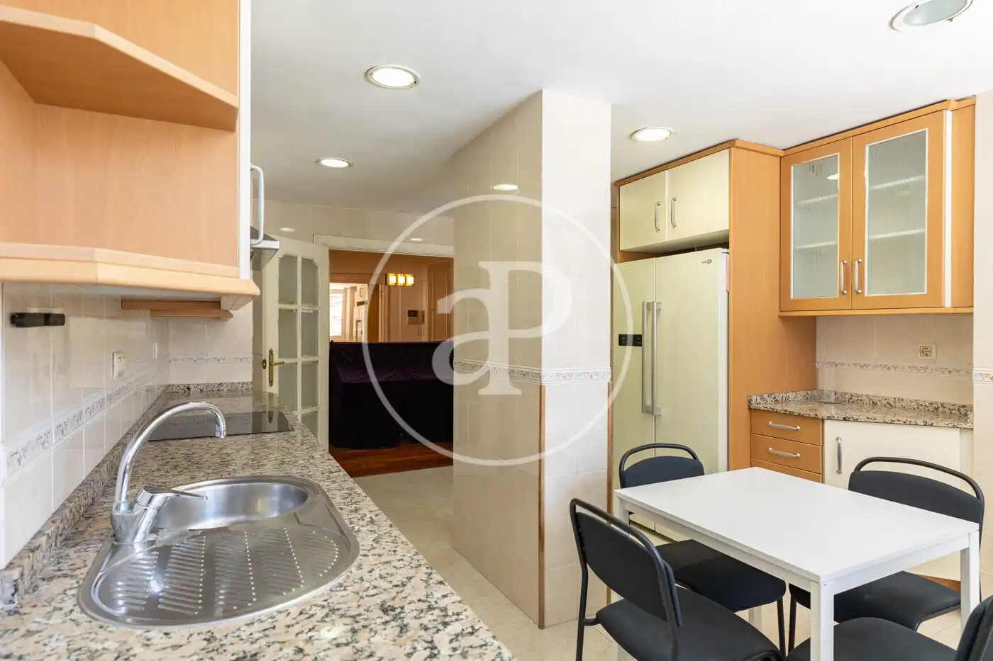 Küche von Wohnung zum Verkauf in Barcelona mit Heizung und Privatgarten