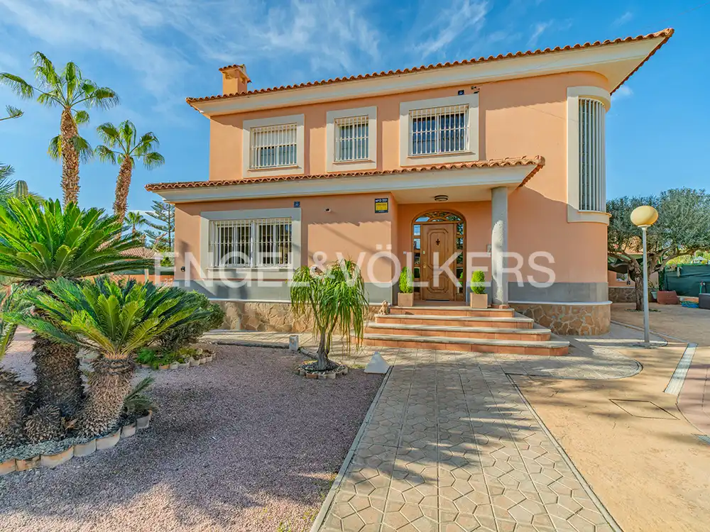 Exterior view of Houses for sale in San Vicente del Raspeig / Sant Vicent del Raspeig  with Air Conditioner, Heating and Private garden
