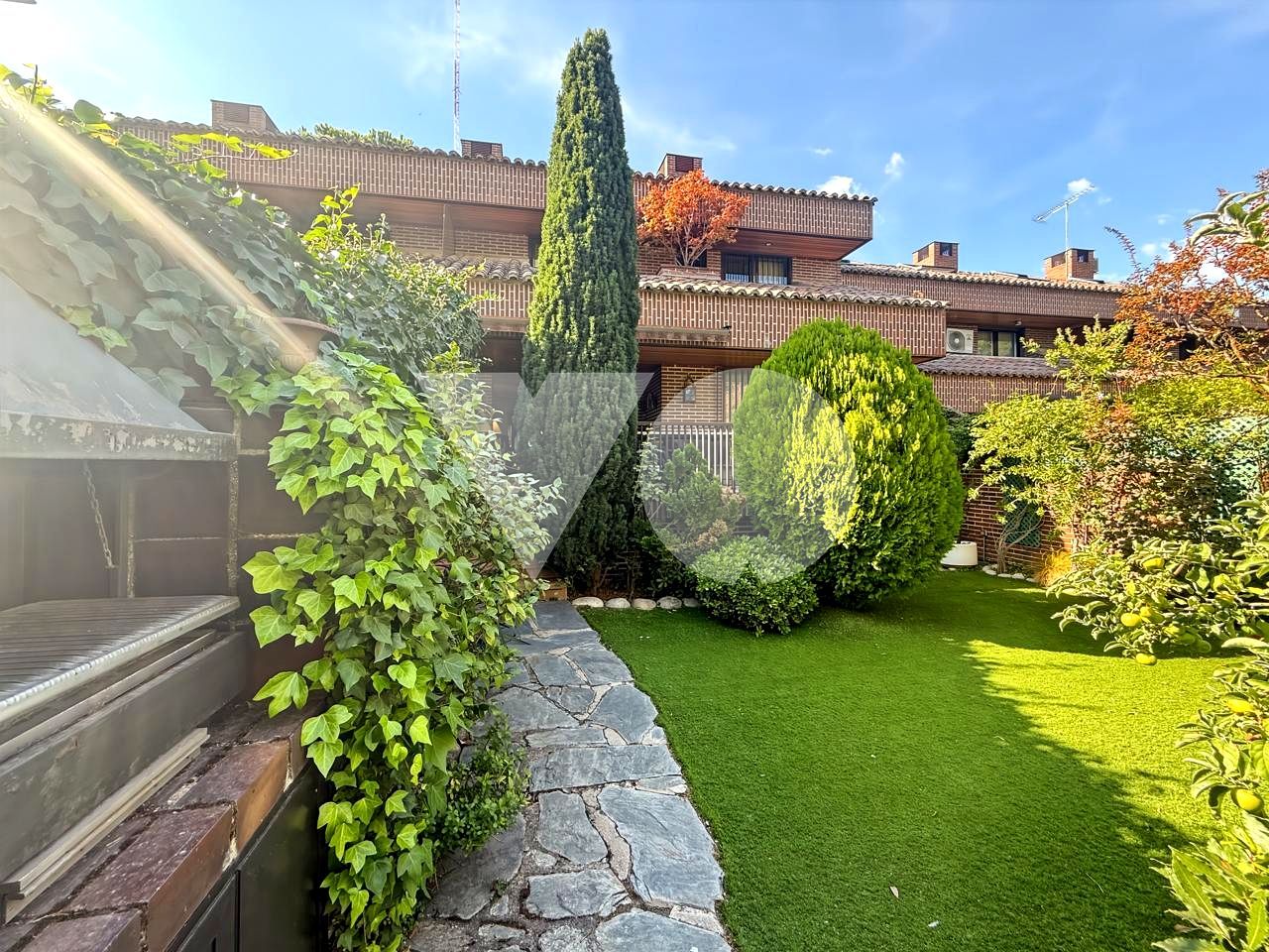 Jardí de Casa adosada en venda en Las Rozas de Madrid amb Aire condicionat, Calefacció i Jardí privat