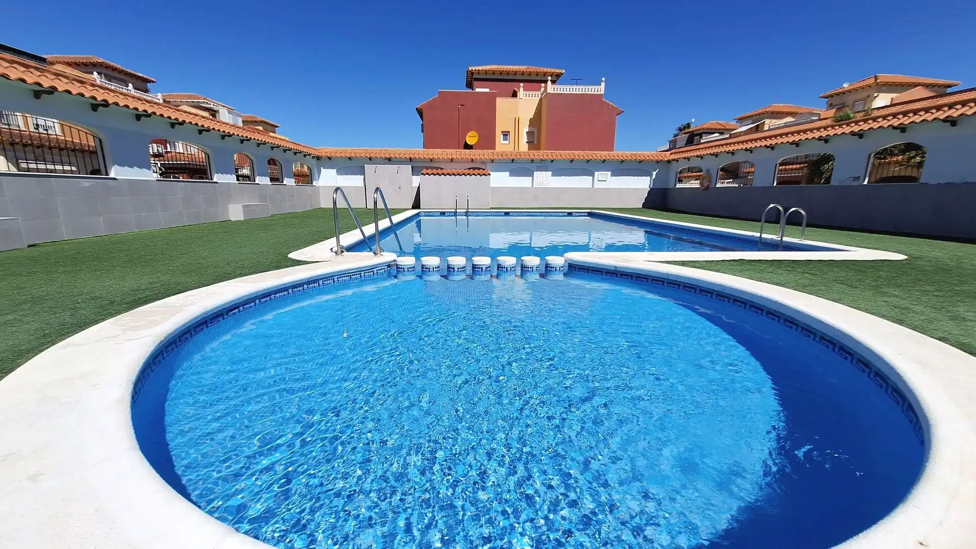 Piscina de Casa adosada en venta en Torrevieja con Aire acondicionado, Terraza y Piscina