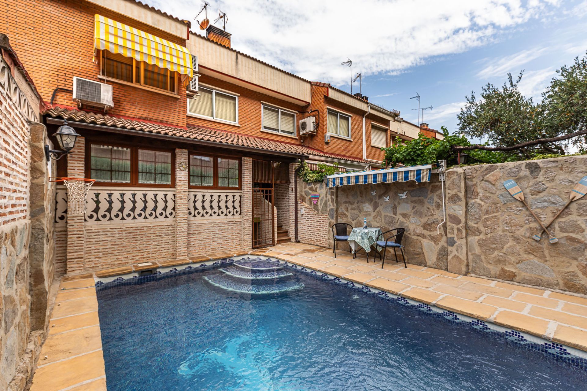 Swimming pool of Single-family semi-detached for sale in Alcalá de Henares  with Air Conditioner, Heating and Private garden