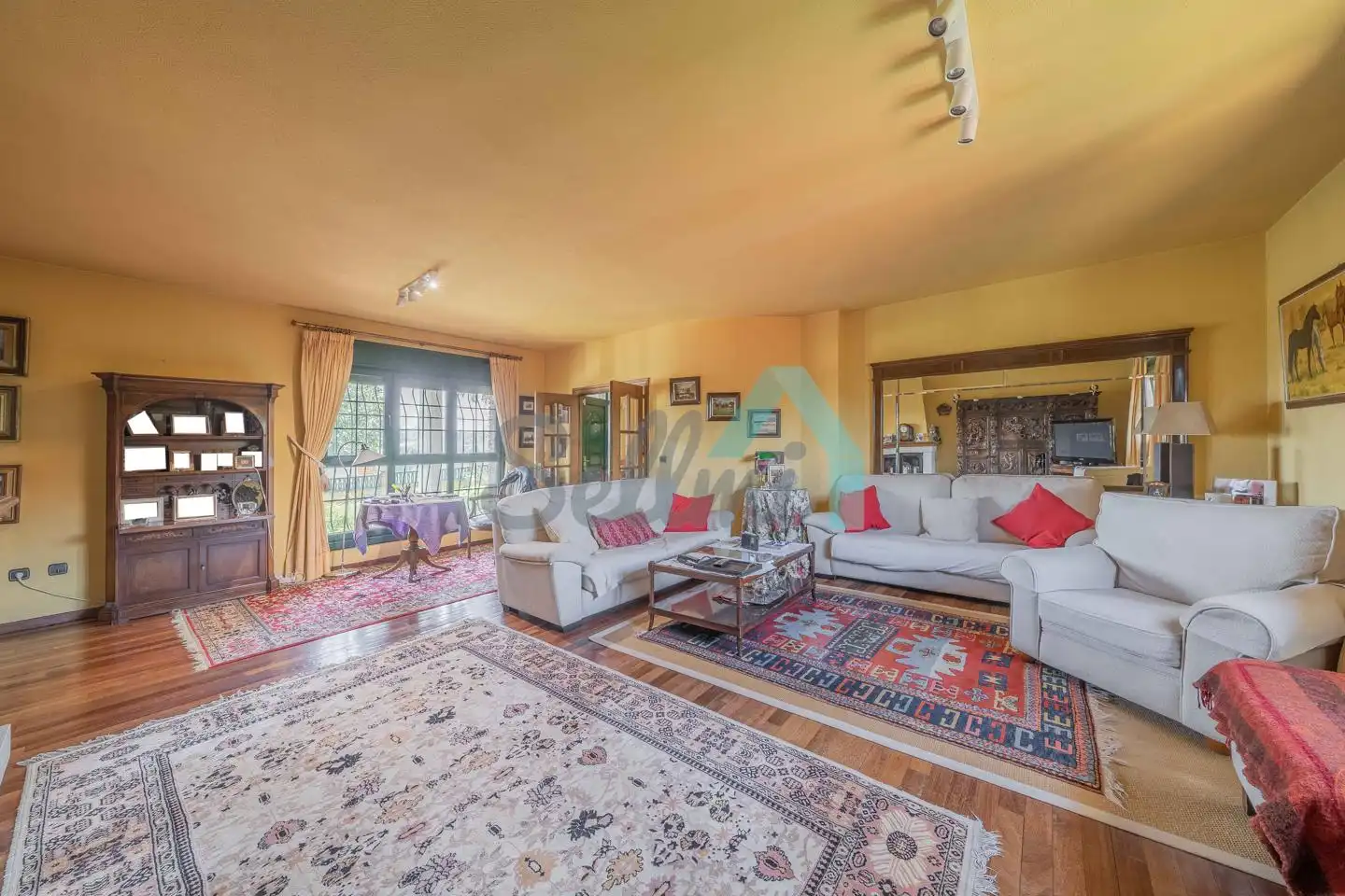 Sala d'estar de Casa o xalet en venda en Oviedo  amb Calefacció, Jardí privat i Parquet