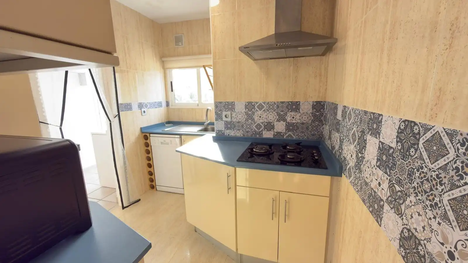 Küche von Wohnung zum Verkauf in Alicante / Alacant mit Klimaanlage, Heizung und Privatgarten