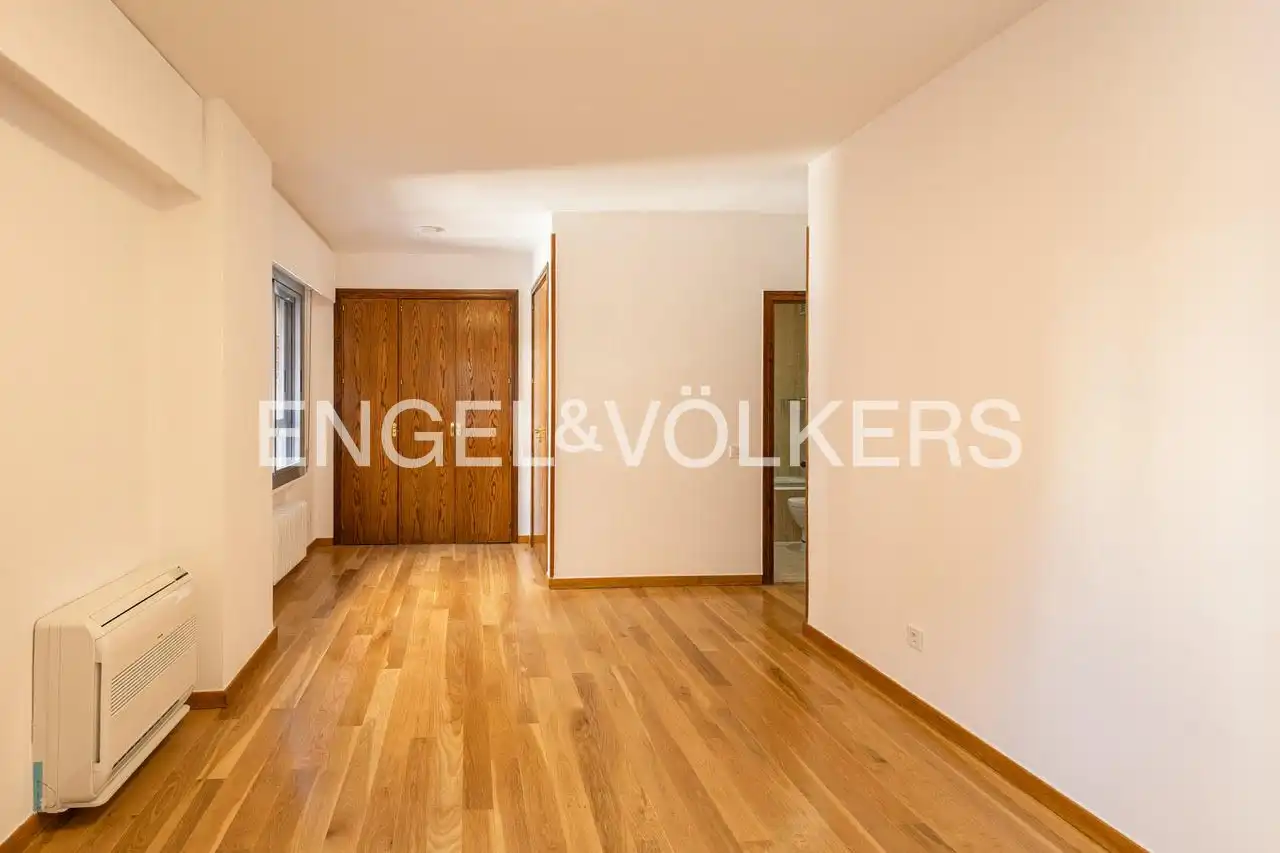 Wohnung zum Verkauf in Madrid mit Klimaanlage, Heizung und Terrasse