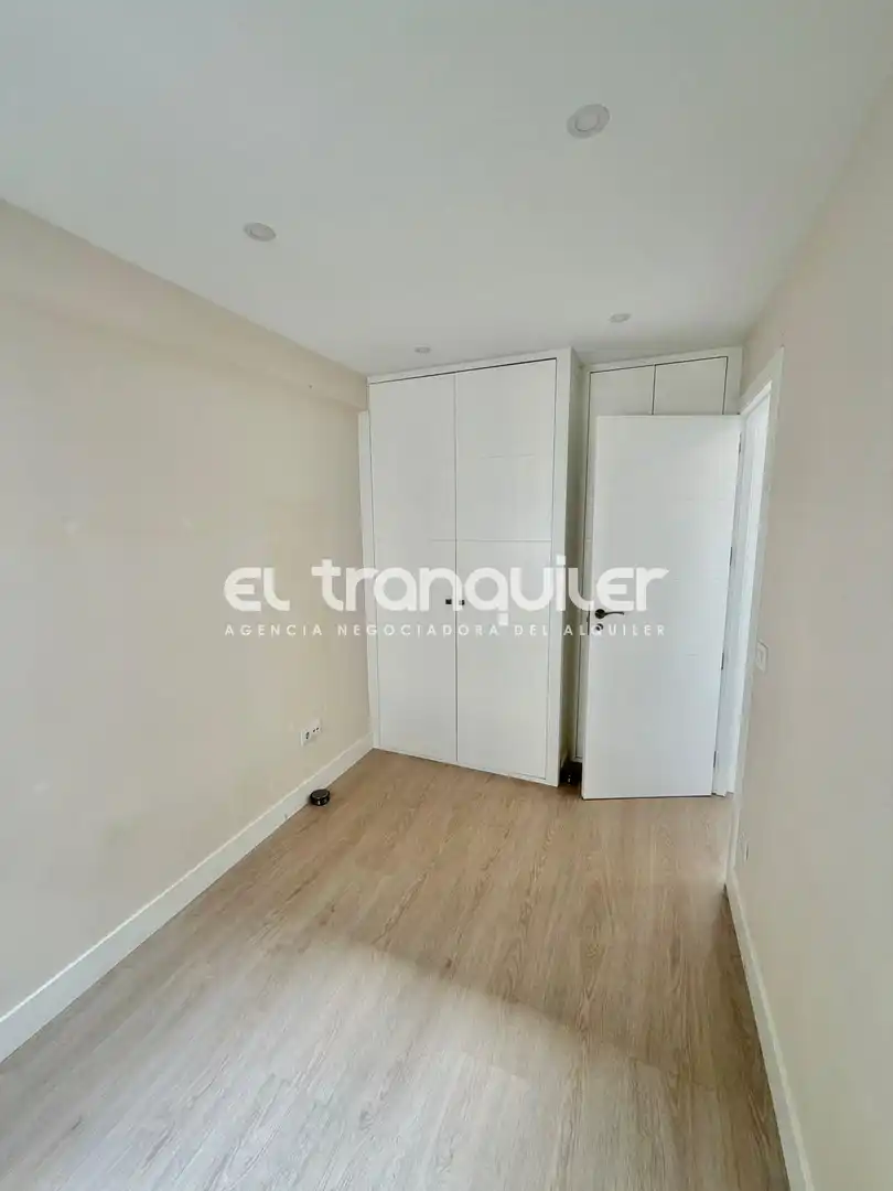 Bedroom of Flat for rent in Madrid  with Air Conditioner and Washing machine