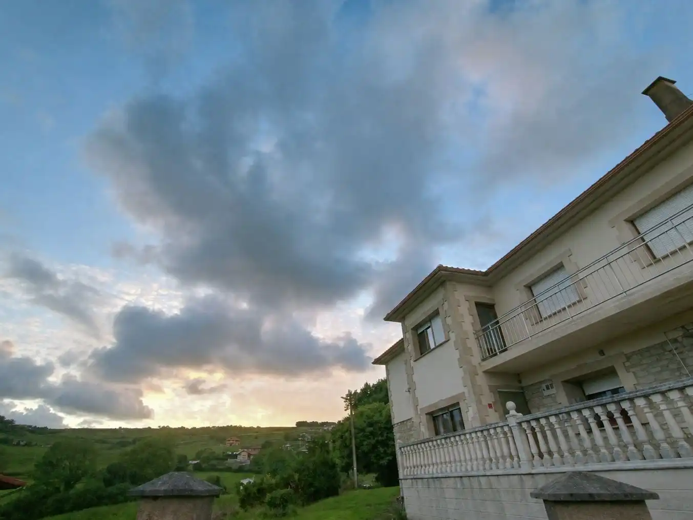 Vista exterior de Casa o chalet en venta en Suances con Terraza y Balcón