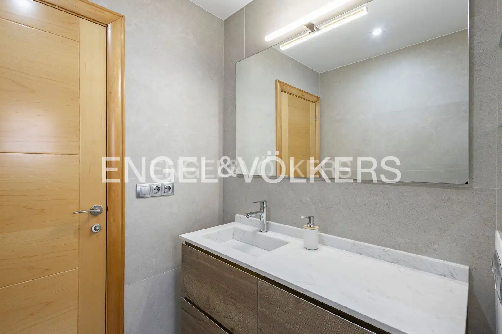 Badezimmer von Wohnung zur Miete in Esplugues de Llobregat mit Klimaanlage, Heizung und Parkett