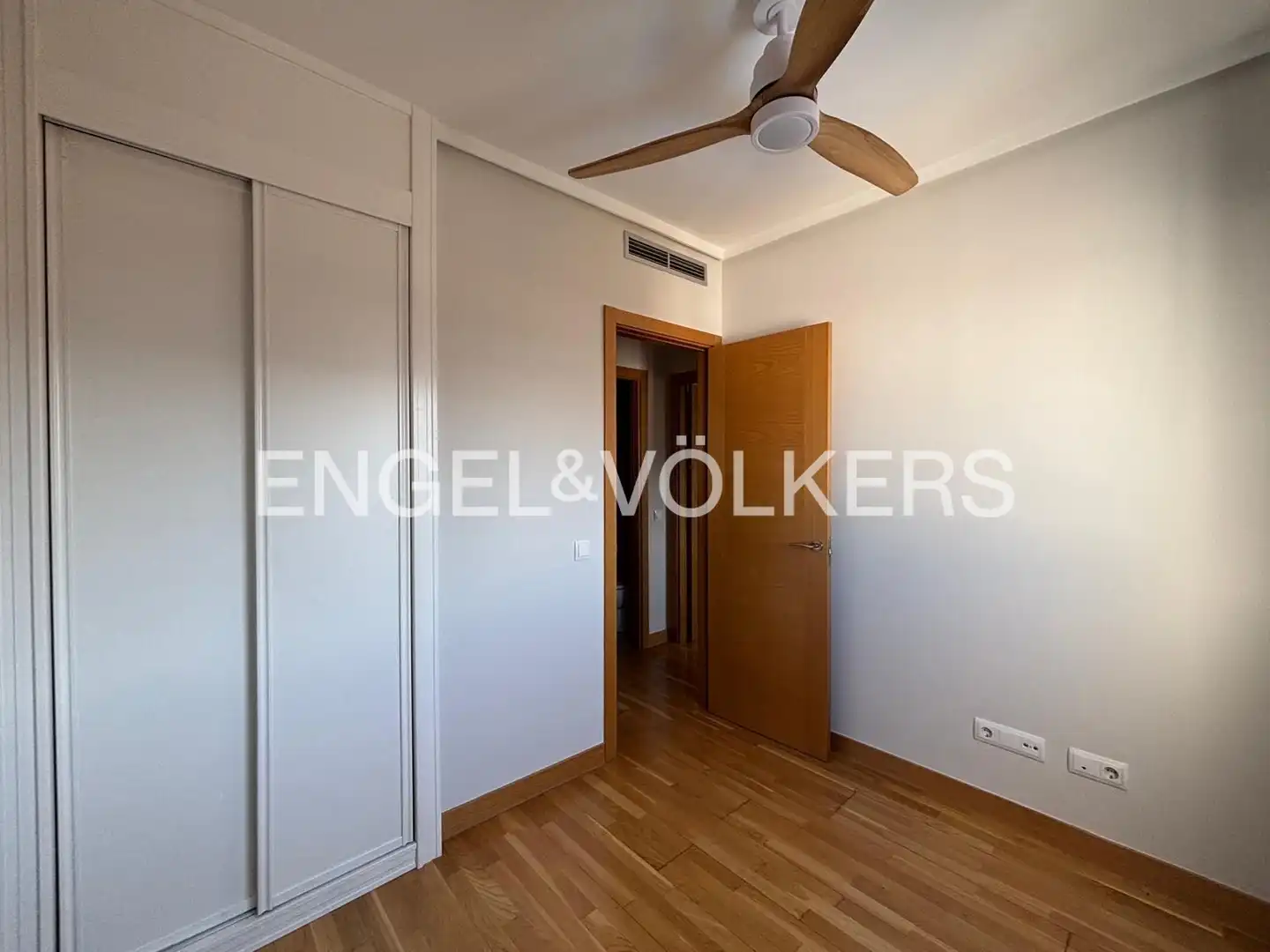 Dormitori de Àtic de lloguer en Madrid amb Aire condicionat, Calefacció i Parquet