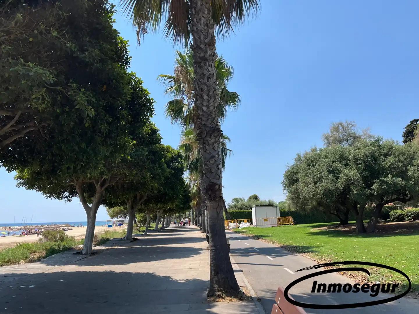 Vista exterior de Casa adosada en venda en Cambrils amb Aire condicionat, Calefacció i Jardí privat