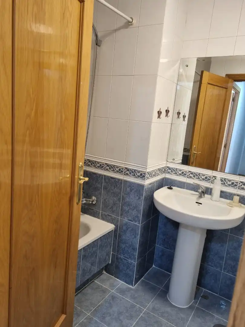 Baño de Piso de alquiler en Madrid con Calefacción, Parquet y Trastero