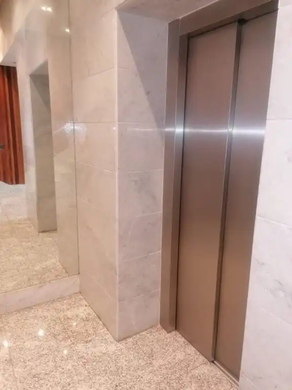 Bany de Pis en venda en Gijón  amb Calefacció, Parquet i Terrassa