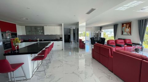 1 Real Estate se complace en presentar esta exclusiva villa ubicada en La Nucia. La propiedad ha sido completamente renovada al má, imatge 4