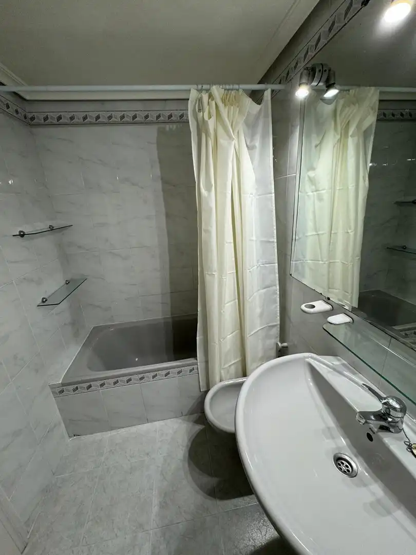 Baño de Piso de alquiler en Córdoba con Aire acondicionado, Jardín privado y Amueblado