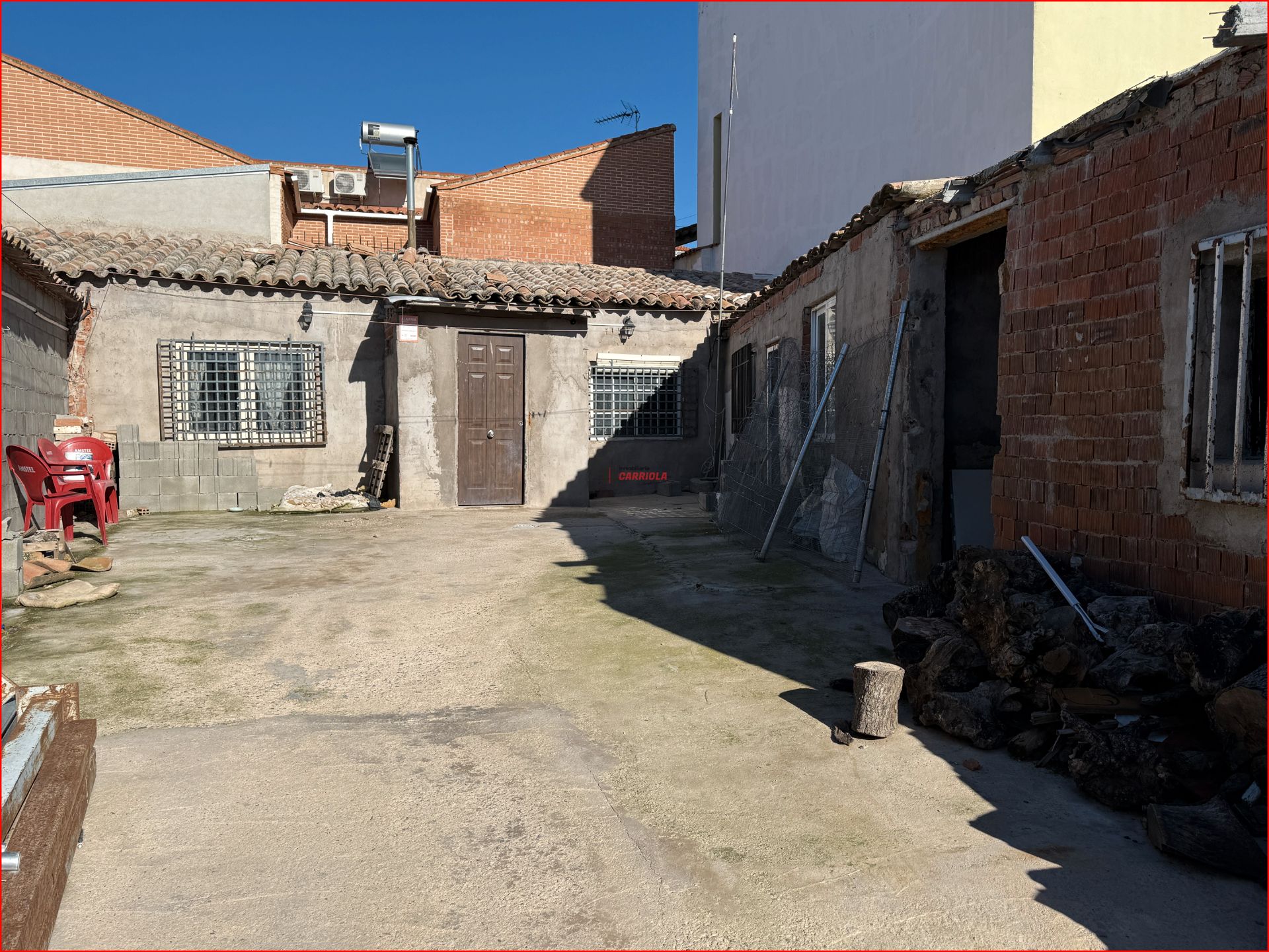 Außenansicht von Einfamilien-Reihenhaus zum Verkauf in Escalonilla mit Privatgarten