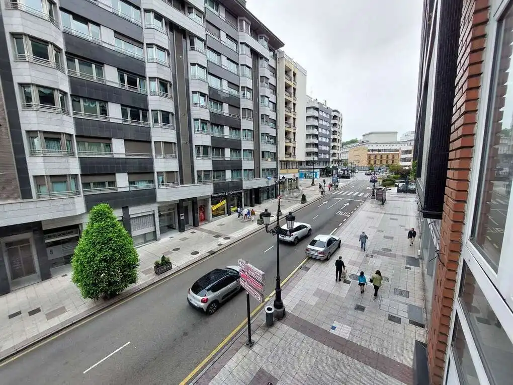Vista exterior de Piso de alquiler en Oviedo  con Calefacción y Balcón