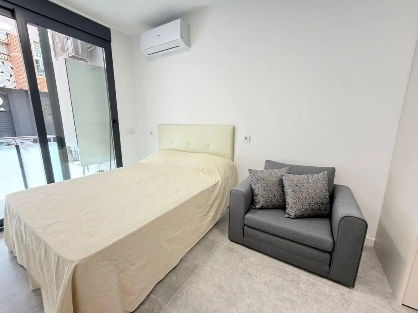 Habitación de Estudio en venta en Torrevieja con Aire acondicionado, Terraza y Amueblado