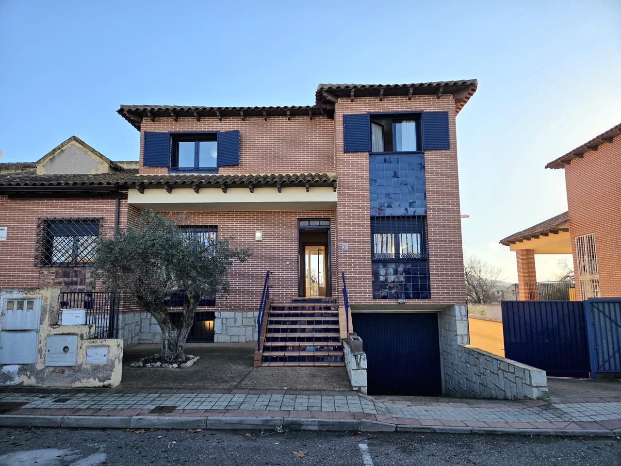 Vista exterior de Casa adosada en venta en Burguillos de Toledo con Calefacción, Jardín privado y Terraza