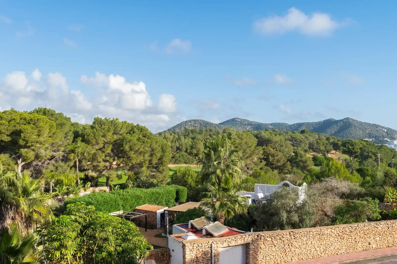 Außenansicht von Wohnung zum Verkauf in Santa Eulària des Riu mit Klimaanlage, Privatgarten und Balkon