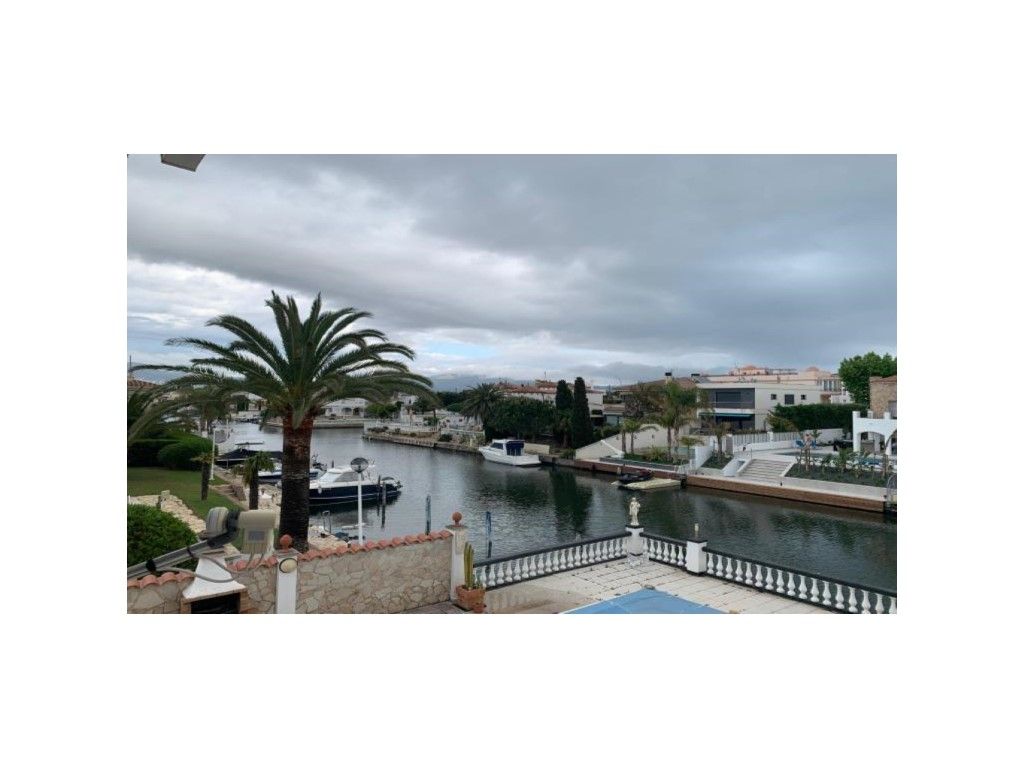 Vista exterior de Casa o xalet en venda en Empuriabrava amb Aire condicionat, Calefacció i Moblat