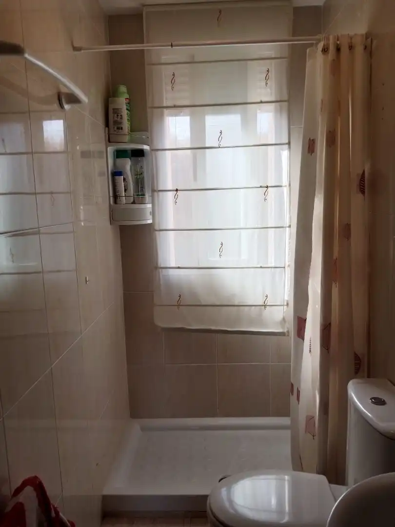 Badezimmer von Einfamilien-Reihenhaus zum Verkauf in Venialbo mit Heizung, Privatgarten und Balkon