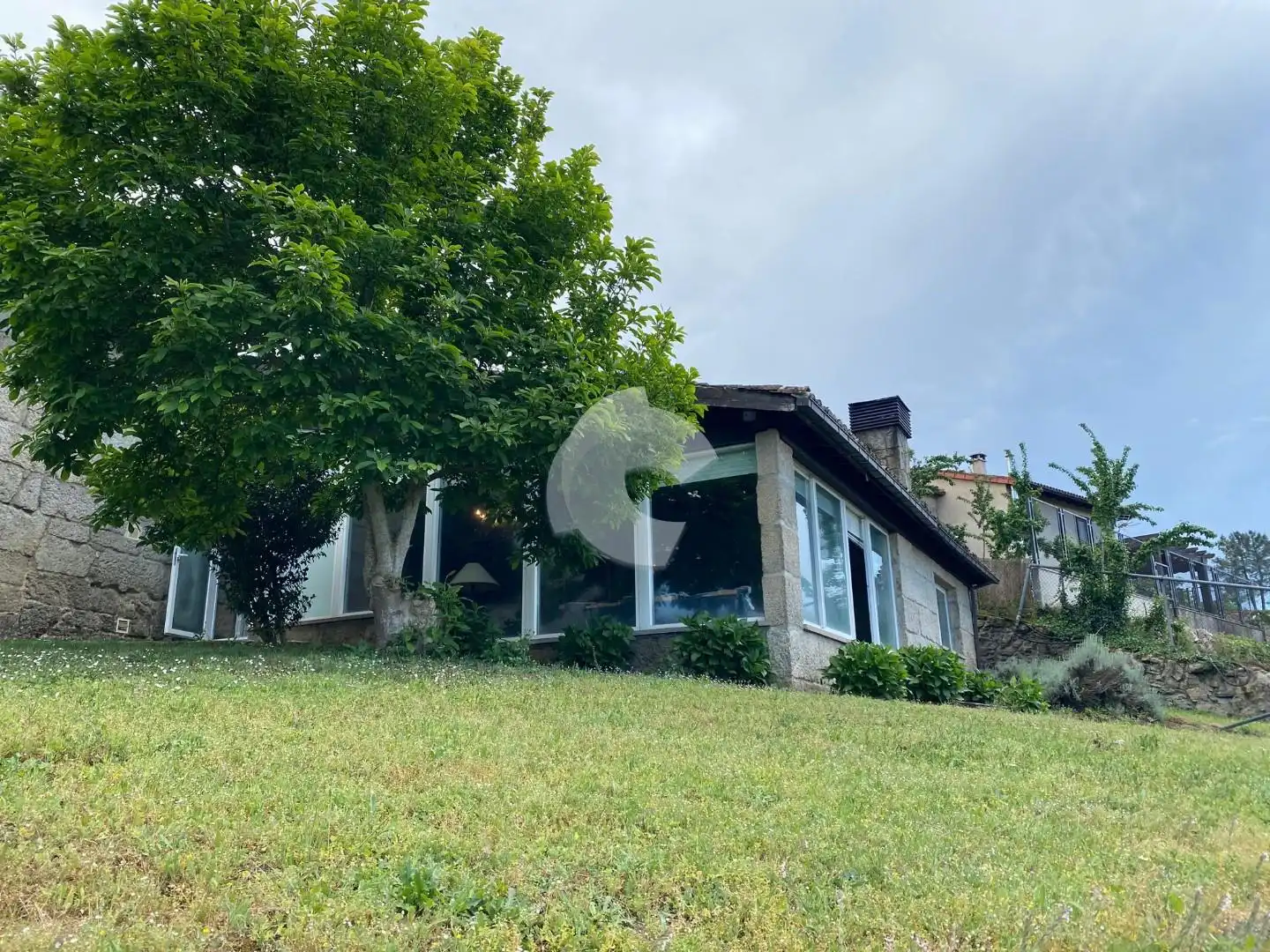 Vista exterior de Casa o xalet en venda en San Cibrao das Viñas amb Calefacció, Jardí privat i Parquet