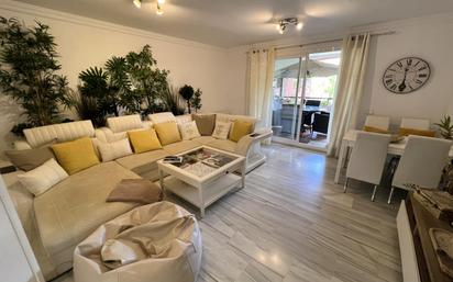 Sala d'estar de Apartament en venda en Marbella amb Aire condicionat, Jardí privat i Terrassa