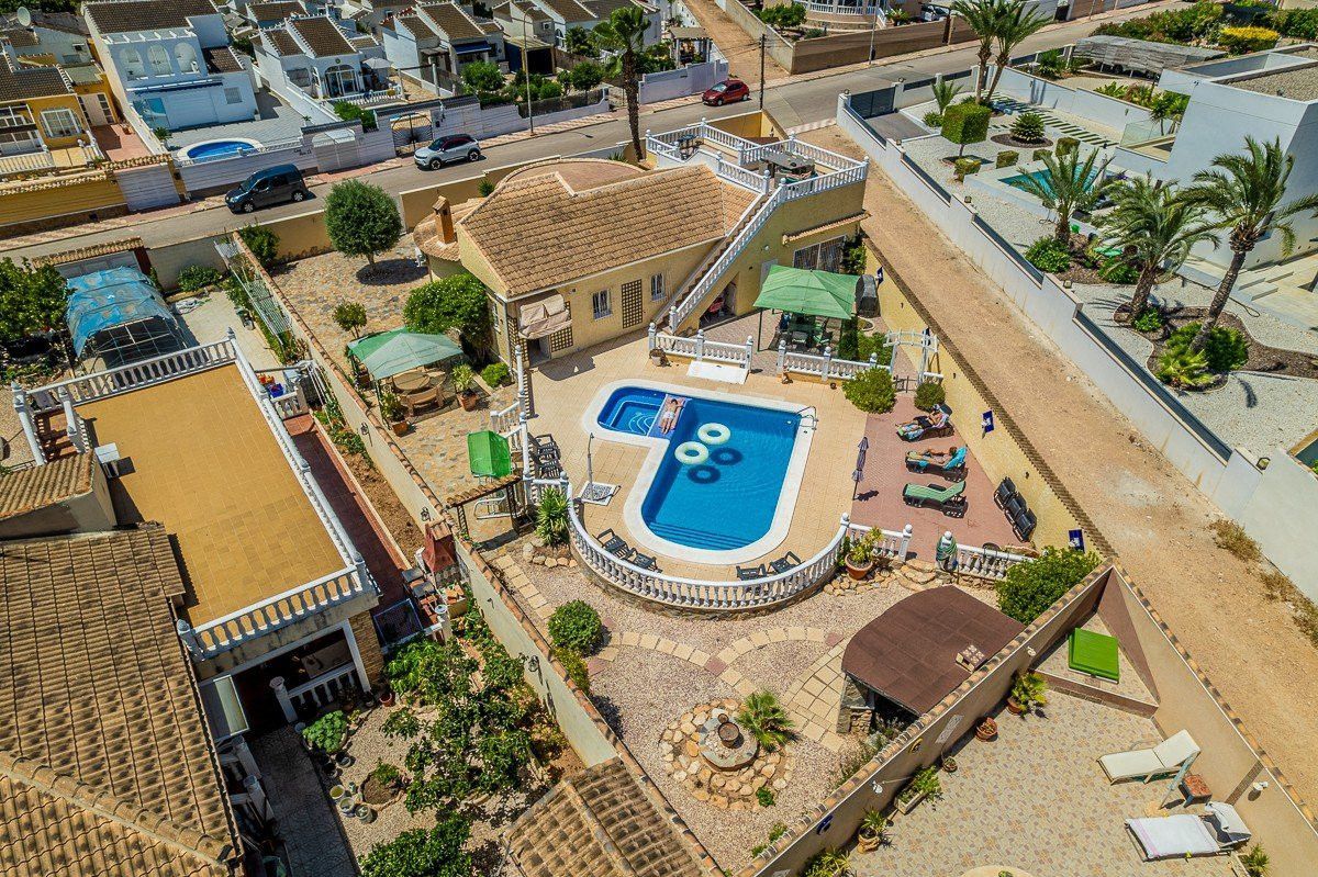 Vista exterior de Casa o xalet en venda en Torrevieja amb Traster, Piscina i Moblat