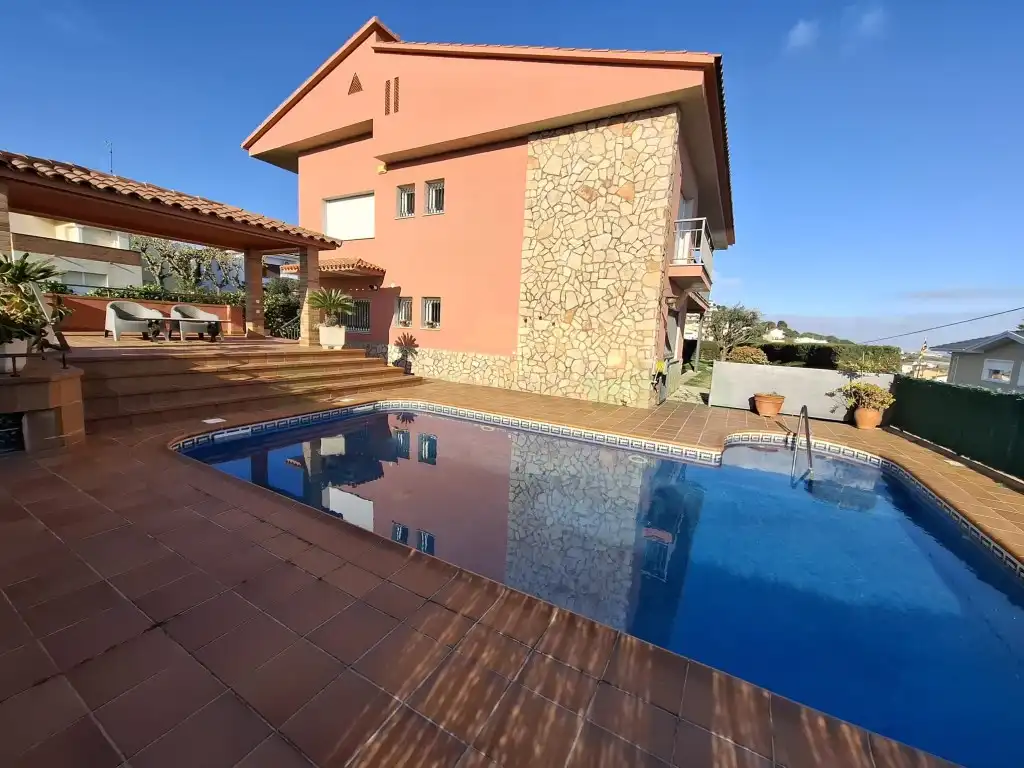 Swimming pool of Houses for sale in Pineda de Mar