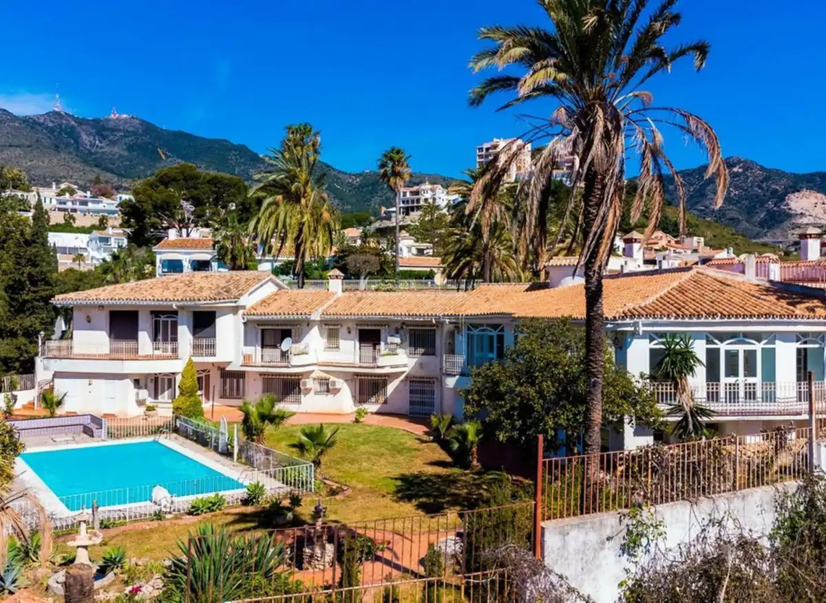 Vista exterior de Casa o xalet en venda en Benalmádena amb Traster i Piscina