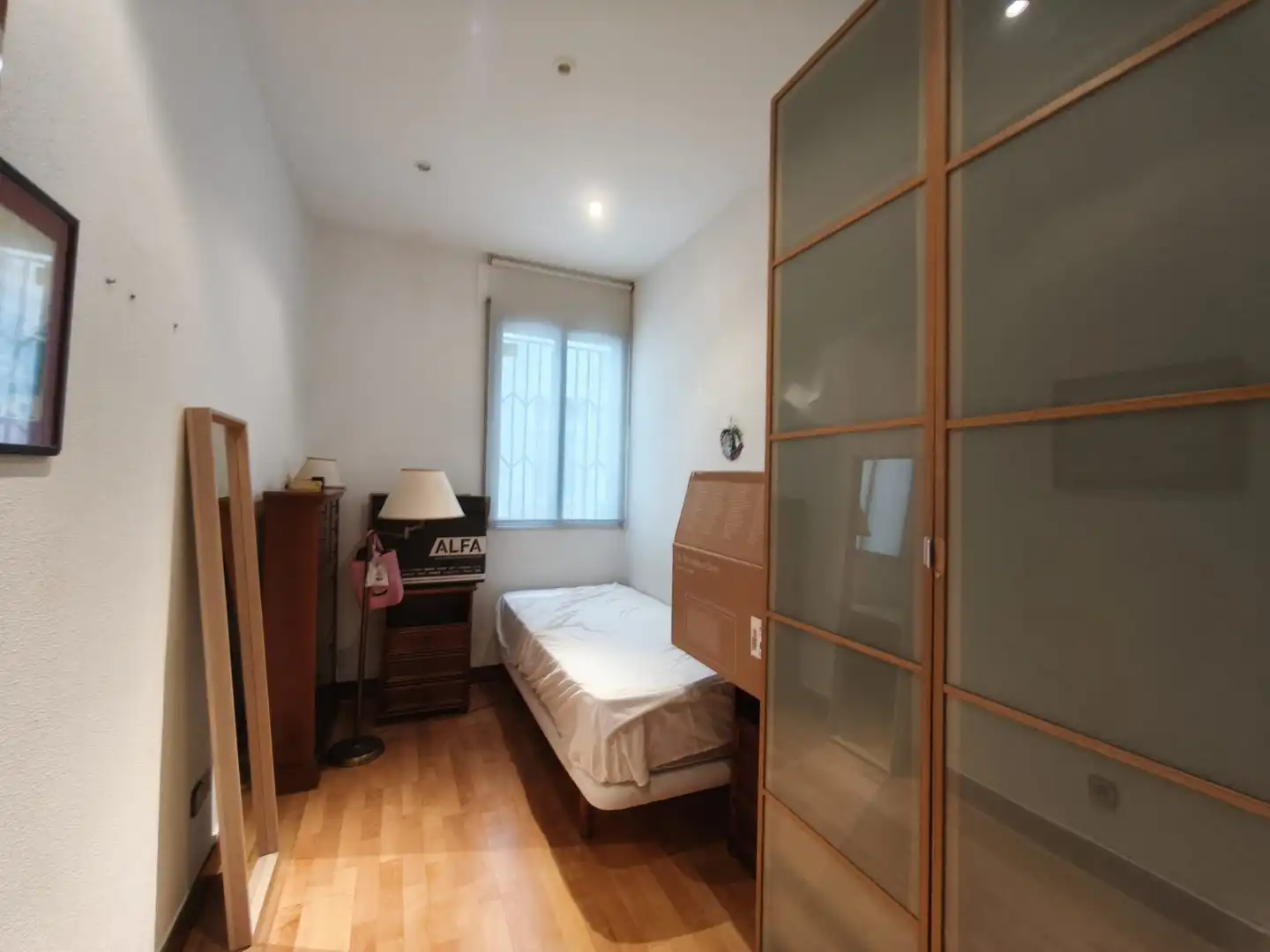 Habitación de Piso en venta en Madrid con Balcón y Alarma