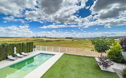 Swimming pool of House or chalet for sale in Aranjuez  with Air Conditioner, Terrace and Swimming Pool