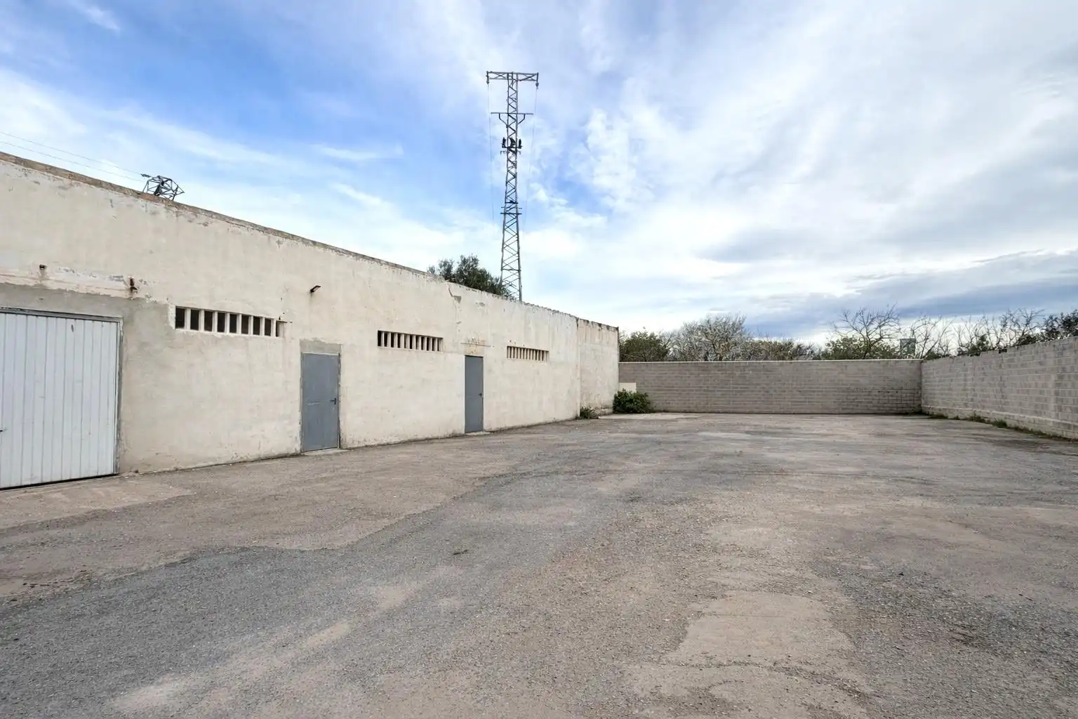 Außenansicht von Fabrikhallen zum Verkauf in Sagunto / Sagunt