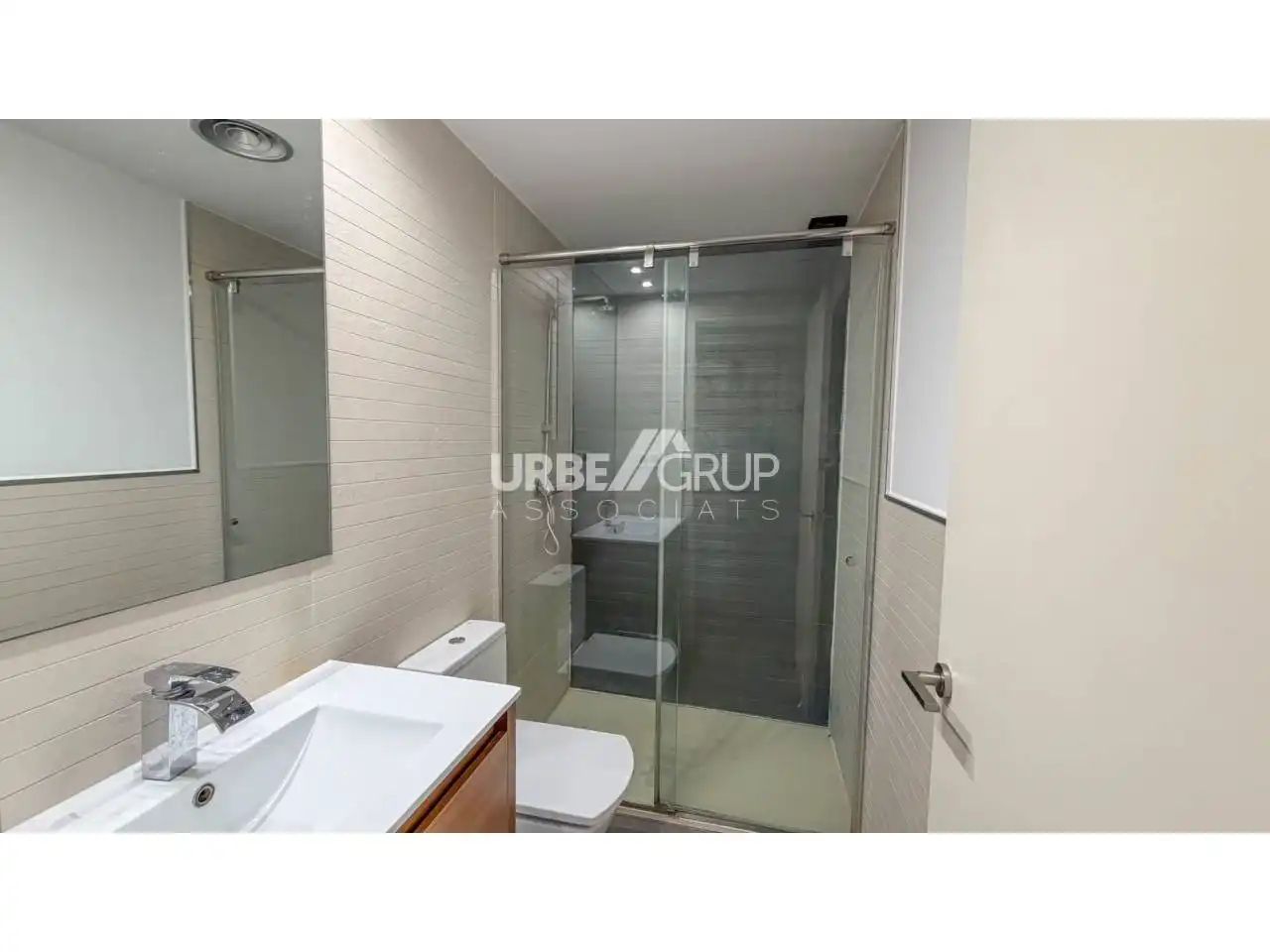 Bathroom of Flat for sale in Terrassa  with Air Conditioner, Heating and Private garden