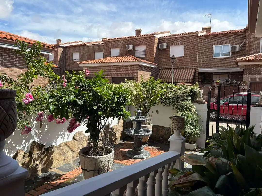 Vista exterior de Casa adosada en venta en Montearagón con Aire acondicionado, Calefacción y Terraza