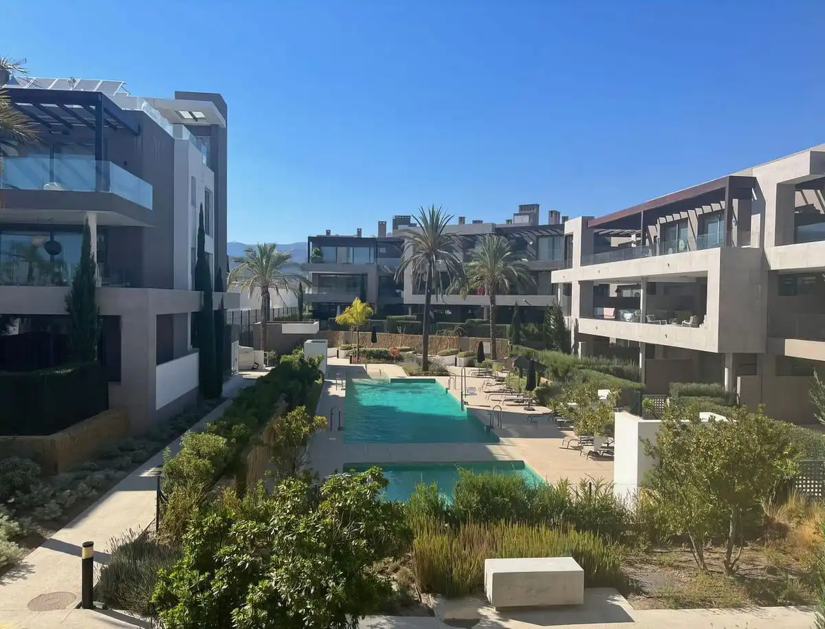 Außenansicht von Erdgeschoss zur Miete in Estepona mit Klimaanlage, Heizung und Privatgarten