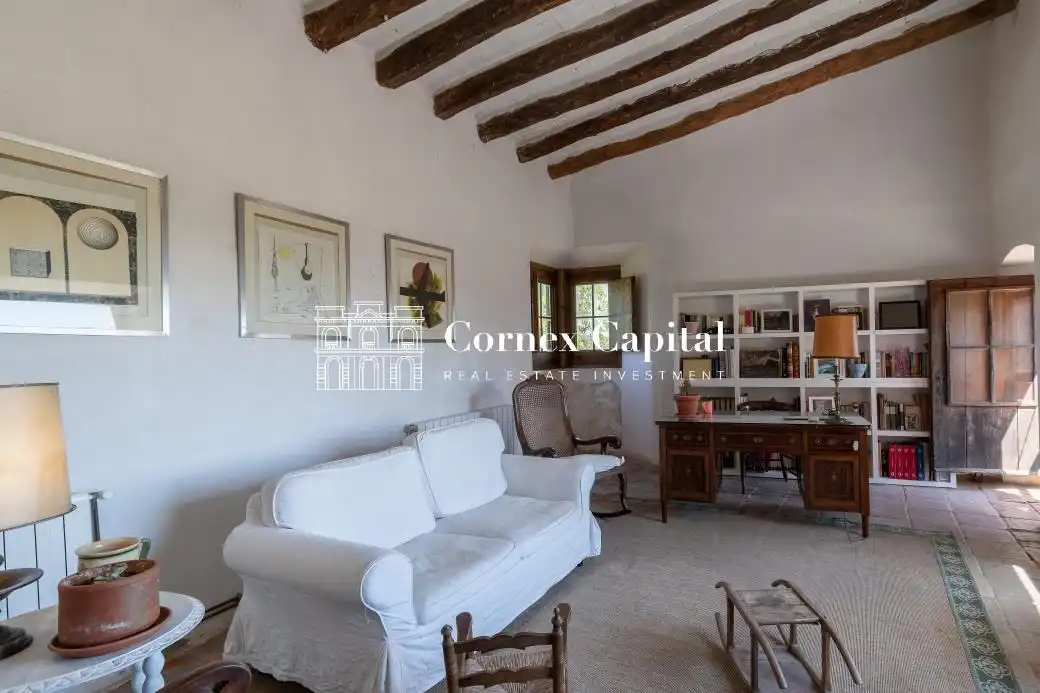 Sala de estar de Finca rústica de alquiler en Rupià con Aire acondicionado, Calefacción y Jardín privado