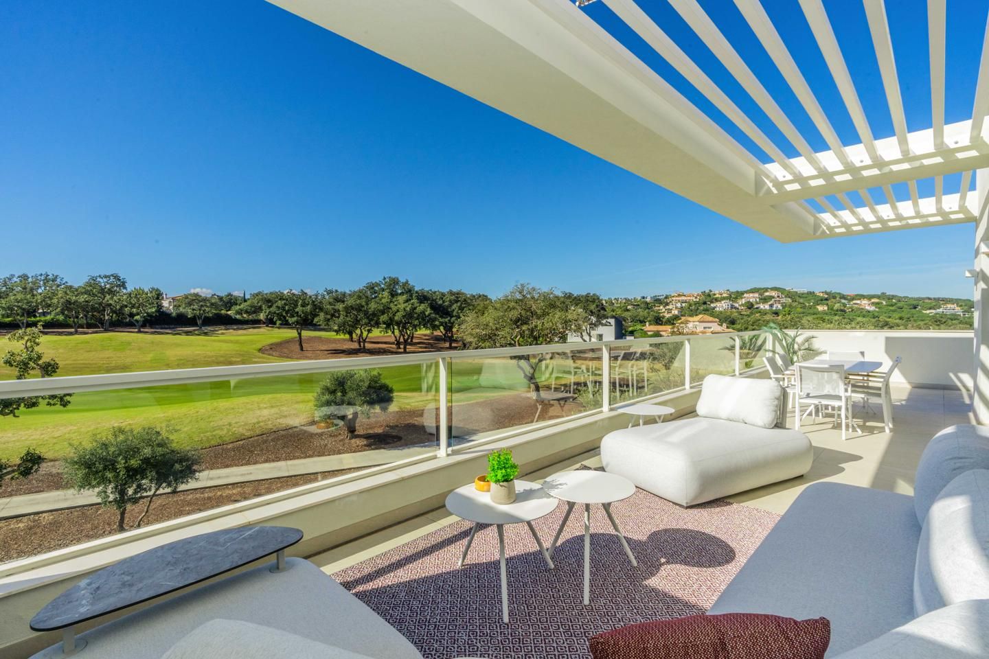 Terrasse von Wohnungen zum verkauf in Sotogrande mit Klimaanlage, Heizung und Privatgarten