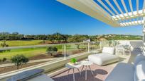 Terrasse von Wohnungen zum verkauf in Sotogrande mit Klimaanlage, Heizung und Privatgarten