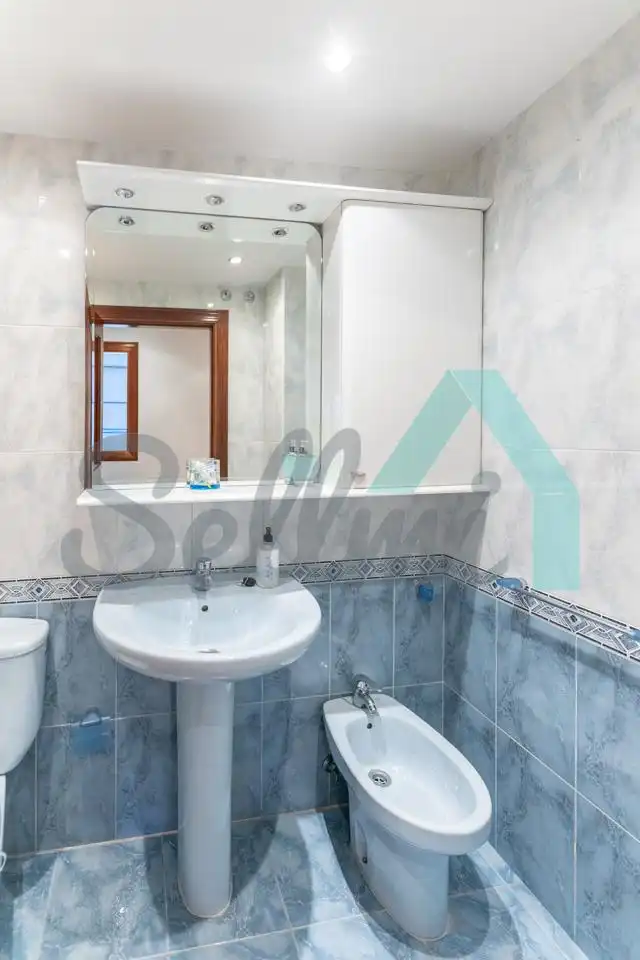 Bathroom of Flat for rent in Lugones