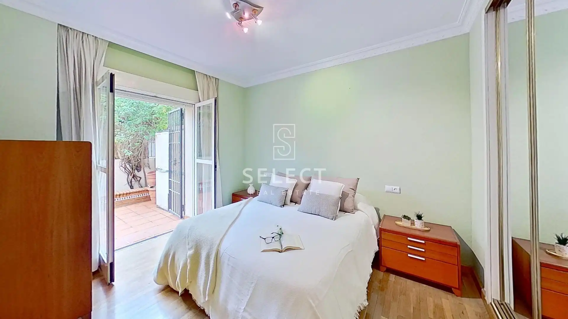 Dormitori de Apartament en venda en Granada amb Aire condicionat, Calefacció i Jardí privat