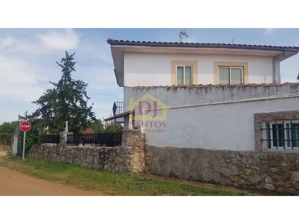 Exterior view of House or chalet for sale in Castellanos de Villiquera