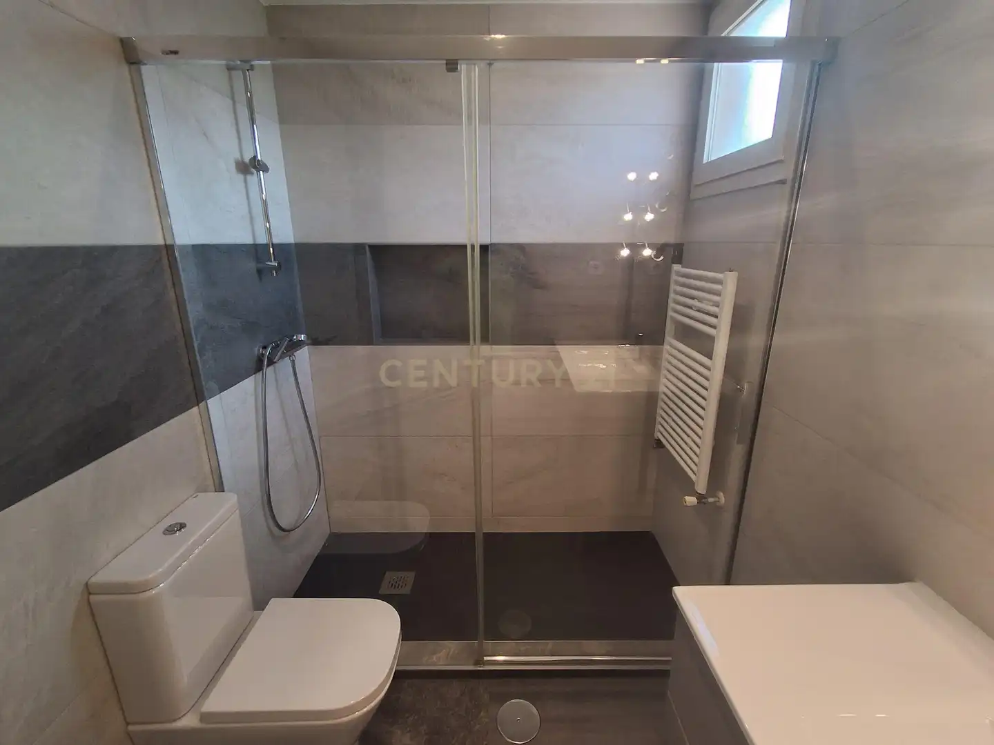 Bany de Dúplex de lloguer en Pozuelo de Alarcón amb Aire condicionat, Forn i Rentadora