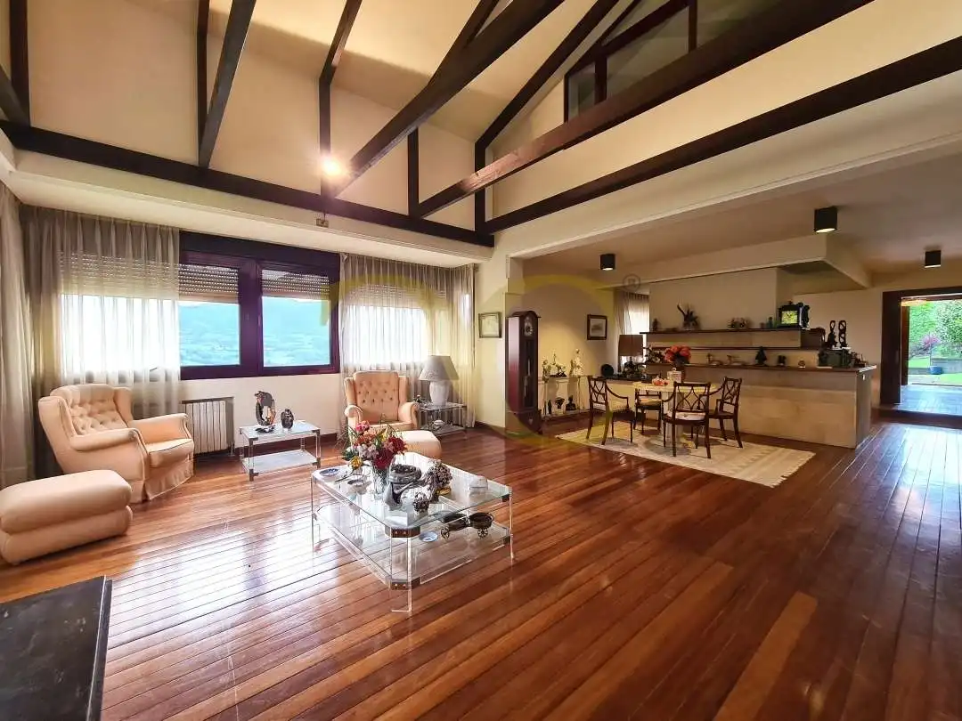 Sala d'estar de Casa o xalet en venda en Oviedo  amb Calefacció, Jardí privat i Terrassa