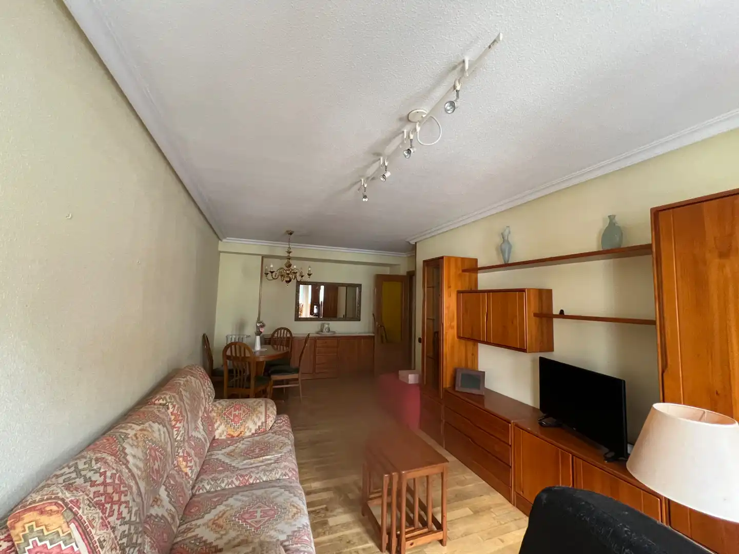 Sala de estar de Apartamento en venta en Oviedo  con Calefacción, Parquet y Amueblado