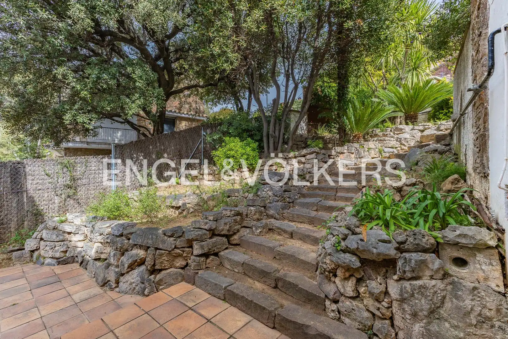 Vista exterior de Casa o xalet en venda en Cerdanyola del Vallès amb Calefacció, Jardí privat i Parquet