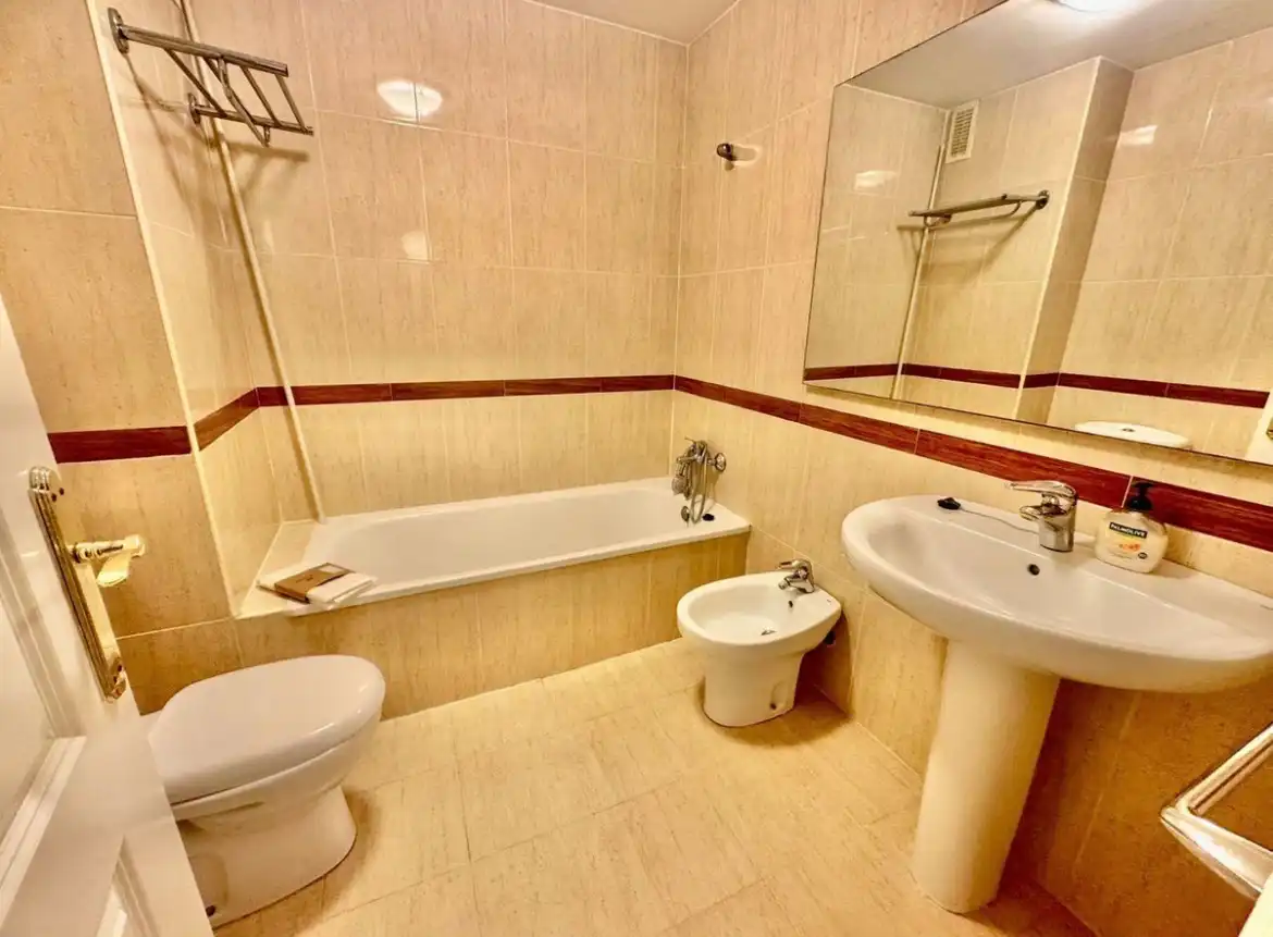 Bathroom of Flat for sale in Fuengirola  with Air Conditioner, Terrace and Furnished