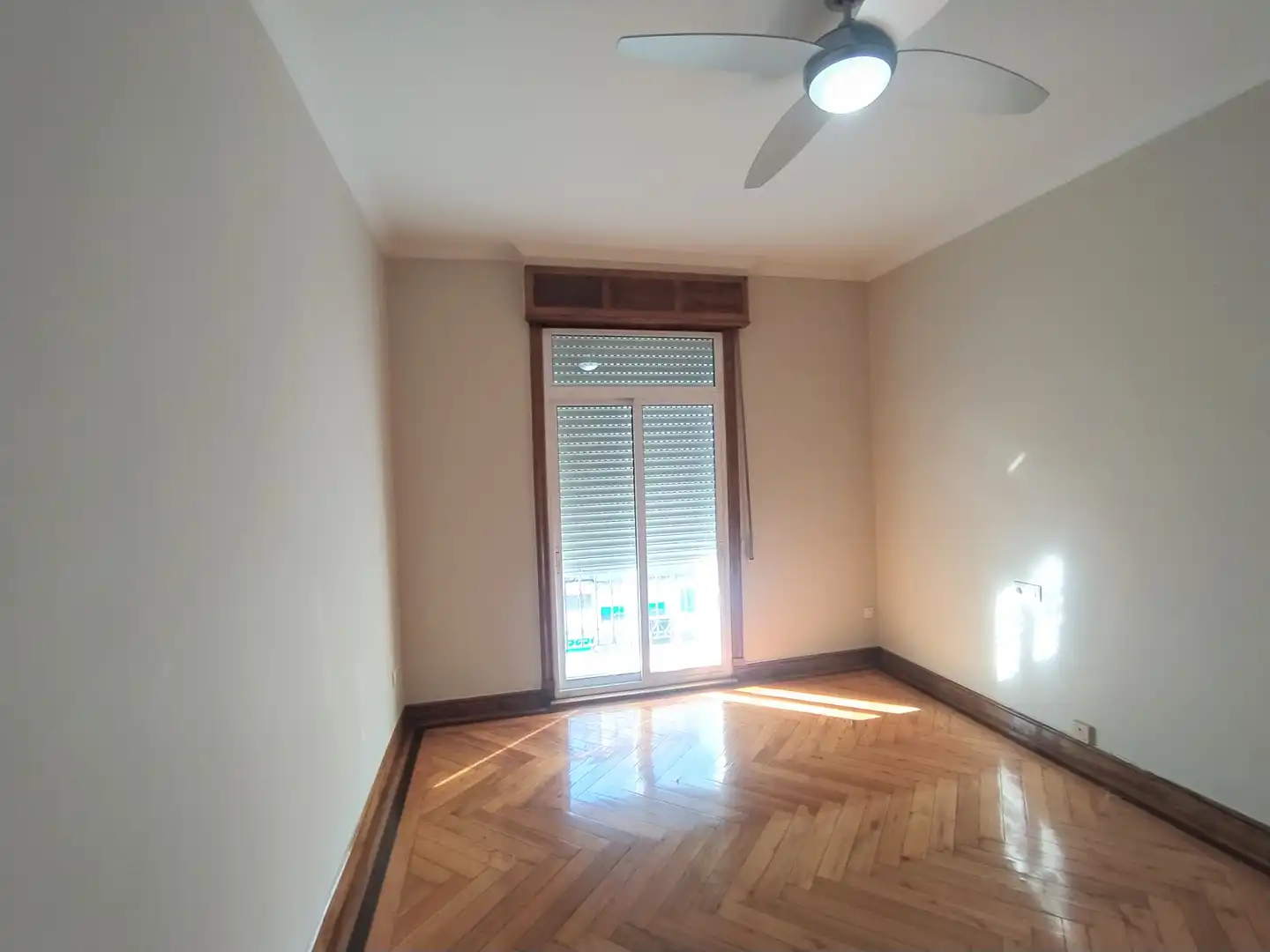 Dormitori de Pis de lloguer en Vigo  amb Calefacció, Parquet i Forn