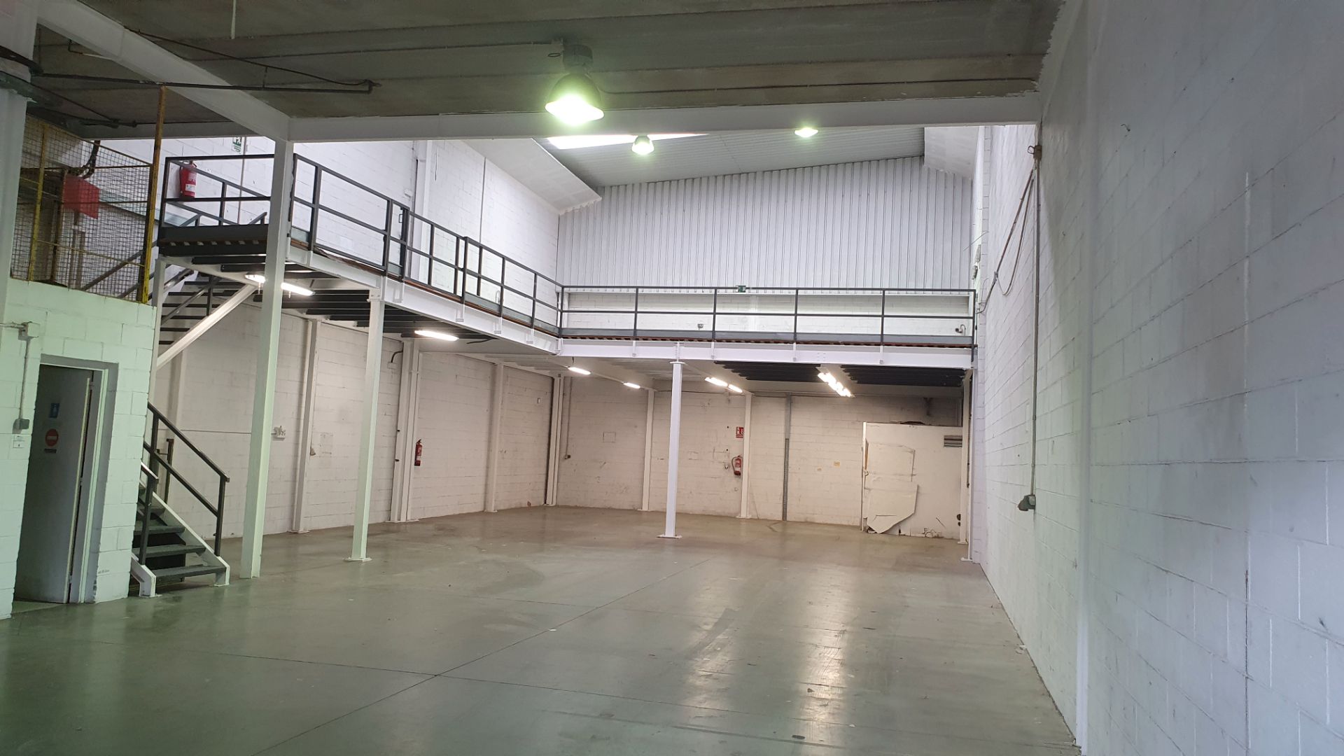 Nave industrial de alquiler en Cornellà de Llobregat con Calefacción y Alarma