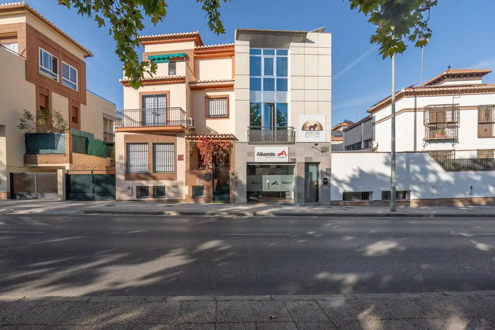 Außenansicht von Gebäude zum Verkauf in Granada