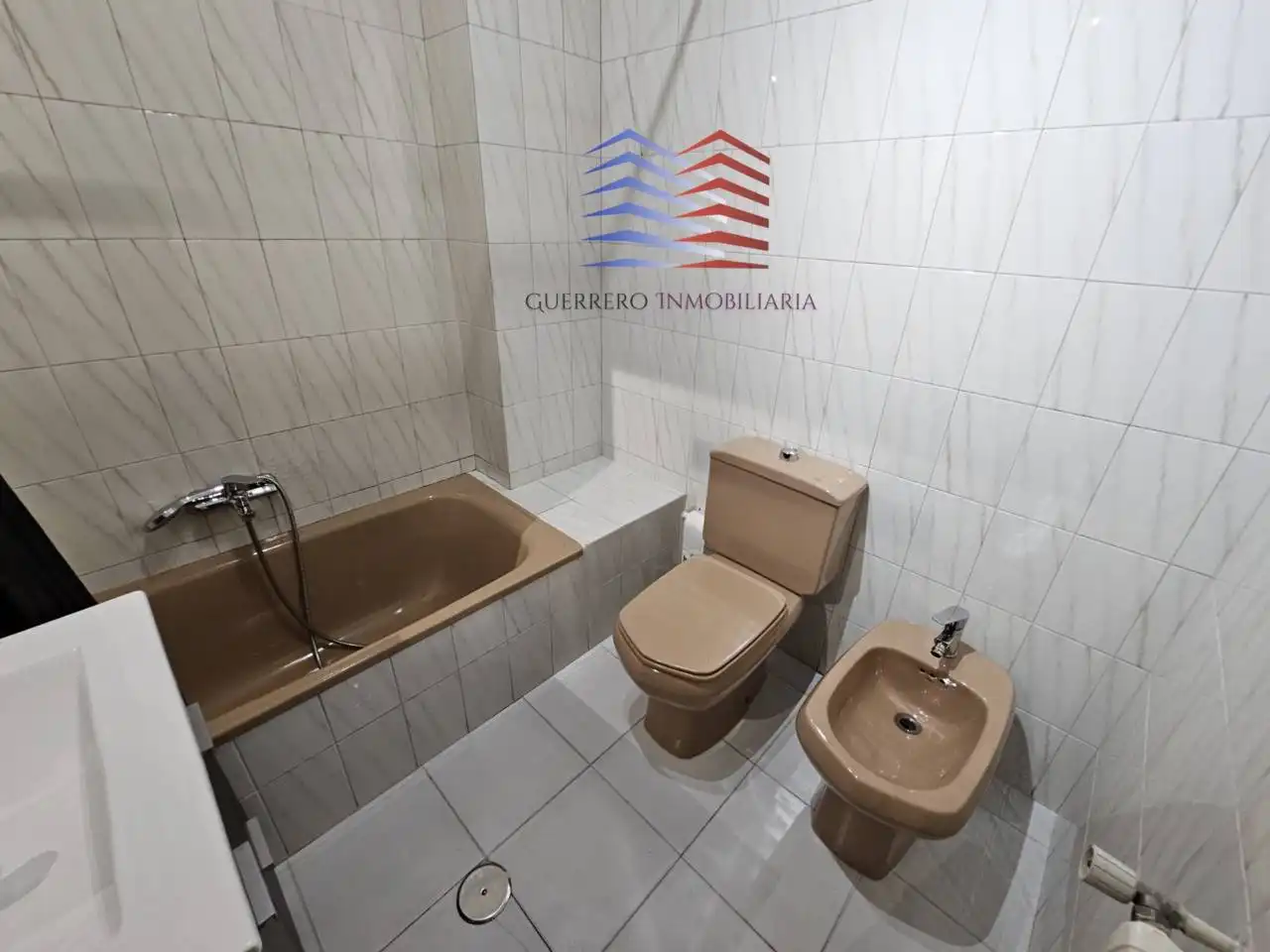 Bany de Apartament de lloguer en Ourense Capital  amb Calefacció, Parquet i Moblat
